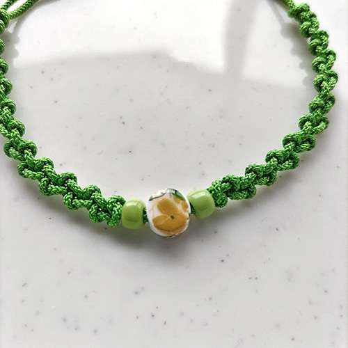 ひも結び＆陶器ビーズ ブレスレット 黄緑色 ブレスレット むらさき屋