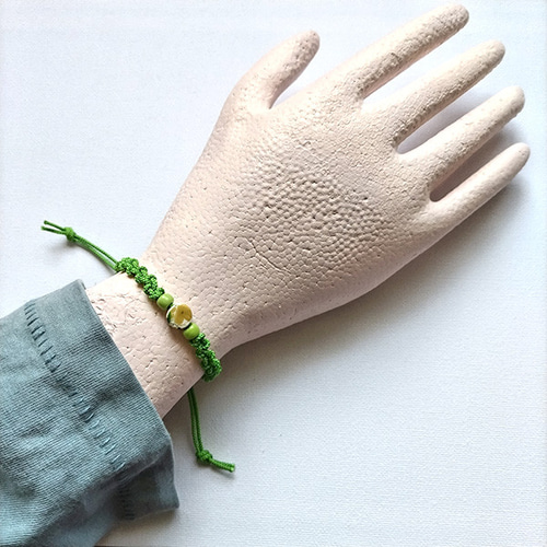 ひも結び＆陶器ビーズ ブレスレット 黄緑色 ブレスレット むらさき屋