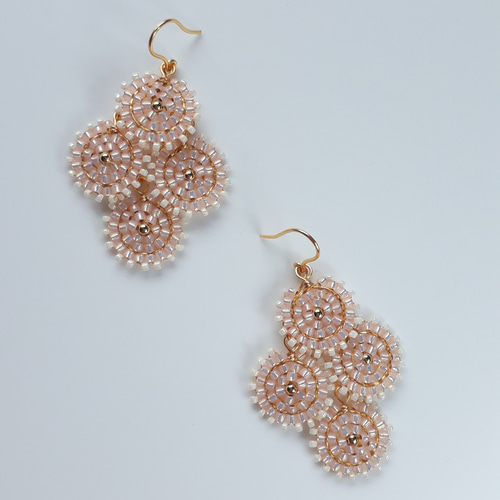 ピンクとクリームのビーズのイヤリングアクセサリー / 5.50 cm