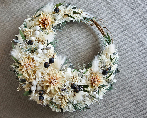 レースのリース.。o○三日月リース アンティーク風リース エクリュ