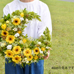 【夏の誕生花】大人のビタミンカラー三日月リース　30㎝ 3枚目の画像