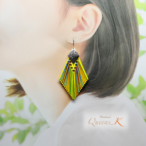 大ぶりウッドピアス♡菱形イエローとレインボー糸掛けピアス  
