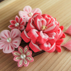 ちりめん細工　お花とまりの下げ飾り(大)赤 ちりめん細工 お花とまりの下げ飾り(大)赤