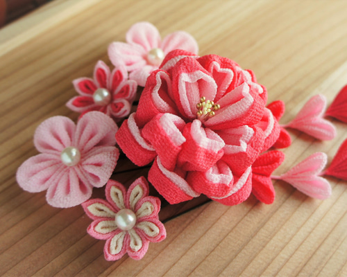 ちりめん細工　お花とまりの下げ飾り(赤)　2セット　ぼん ちりめん細工 お花とまりの下げ飾り(赤) 2セット ぼん様専用