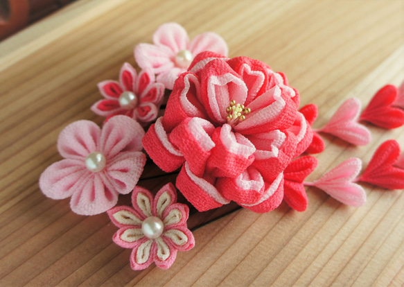 ちりめん細工　お花とまりの下げ飾り(大)赤 つまみ細工 ちりめん 髪飾り 花(大)＋花(小)4点 5点セット
