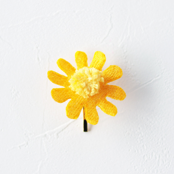 黄色い立体刺繍ダイヤーズカモミールのポニーフック 2枚目の画像