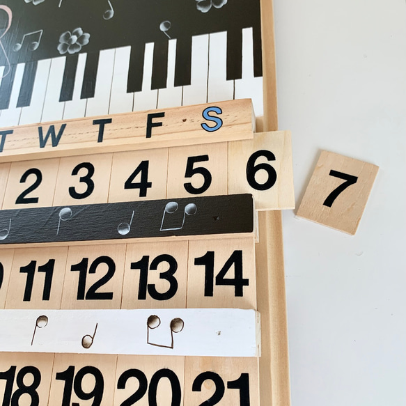 ピアノ鍵盤模様♡ピンクのト音記号と音符の木製カレンダー　　トールペイント 4枚目の画像