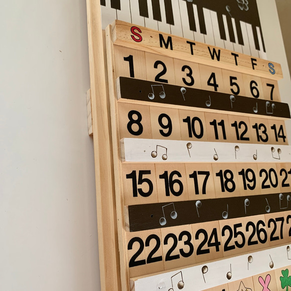 ピアノ鍵盤模様♡ピンクのト音記号と音符の木製カレンダー　　トールペイント 3枚目の画像