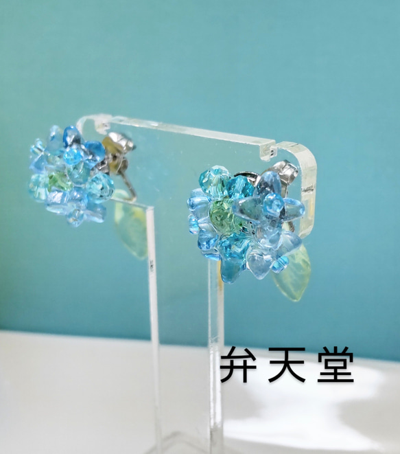 sold【弁天堂】[小さな硝子の紫陽花=水色」両耳用（チタンベースピアス）立体的で小さな紫陽花ピアス 10枚目の画像