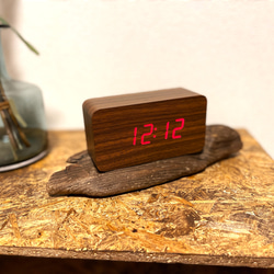 ニトリデジタル時計　ホルツ（M）専用　流木で作った飾り置き台 2枚目の画像