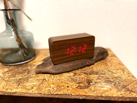 ニトリデジタル時計　ホルツ（M）専用　流木で作った飾り置き台 2枚目の画像