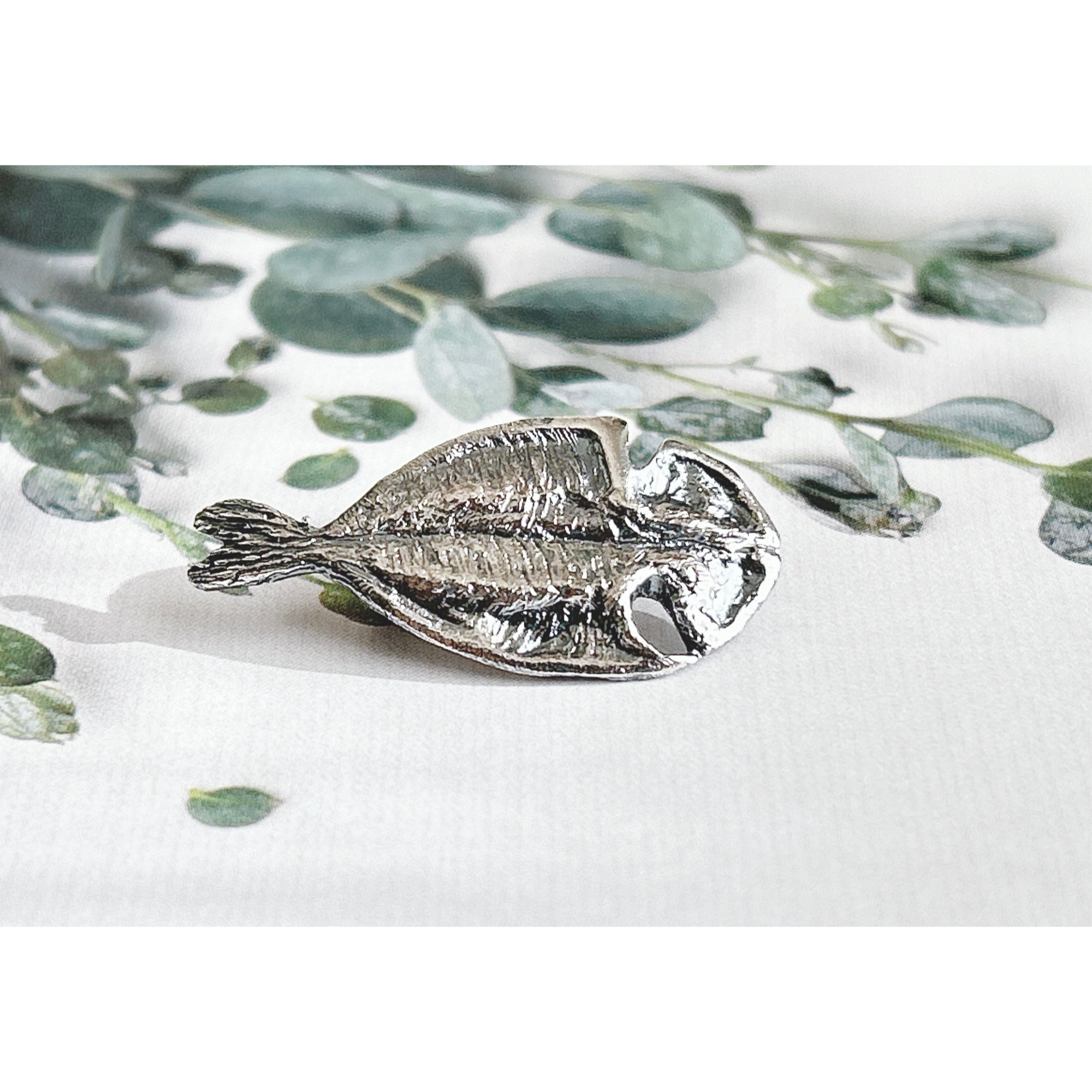 アジの開きブローチ