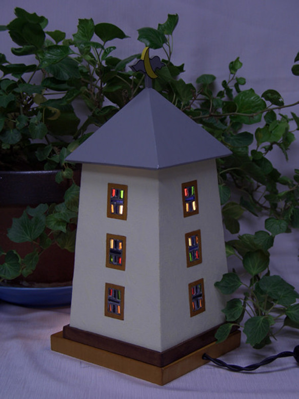 #可愛い#木とガラスの魔女の家#ランプシェード#ハンドメイド#インテリア照明#灰色の屋根の家 4枚目の画像