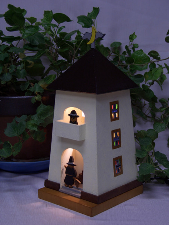 #可愛い#木とガラスの魔女の家#ランプシェード#ハンドメイド#インテリア照明#こげ茶色の屋根の家 2枚目の画像