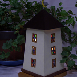 #可愛い#木とガラスの魔女の家#ランプシェード#ハンドメイド#インテリア照明#こげ茶色の屋根の家 4枚目の画像