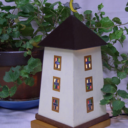 #可愛い#木とガラスの魔女の家#ランプシェード#ハンドメイド#インテリア照明#こげ茶色の屋根の家 3枚目の画像