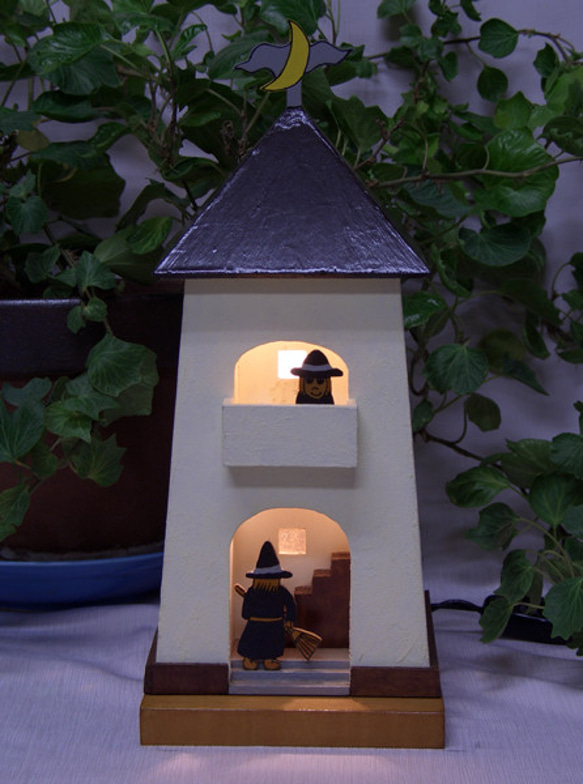 #可愛い#木とガラスの魔女の家#ランプシェード#ハンドメイド#インテリア照明#こげ茶色の屋根の家 6枚目の画像