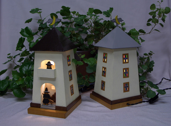 #可愛い#木とガラスの魔女の家#ランプシェード#ハンドメイド#インテリア照明#こげ茶色の屋根の家 7枚目の画像