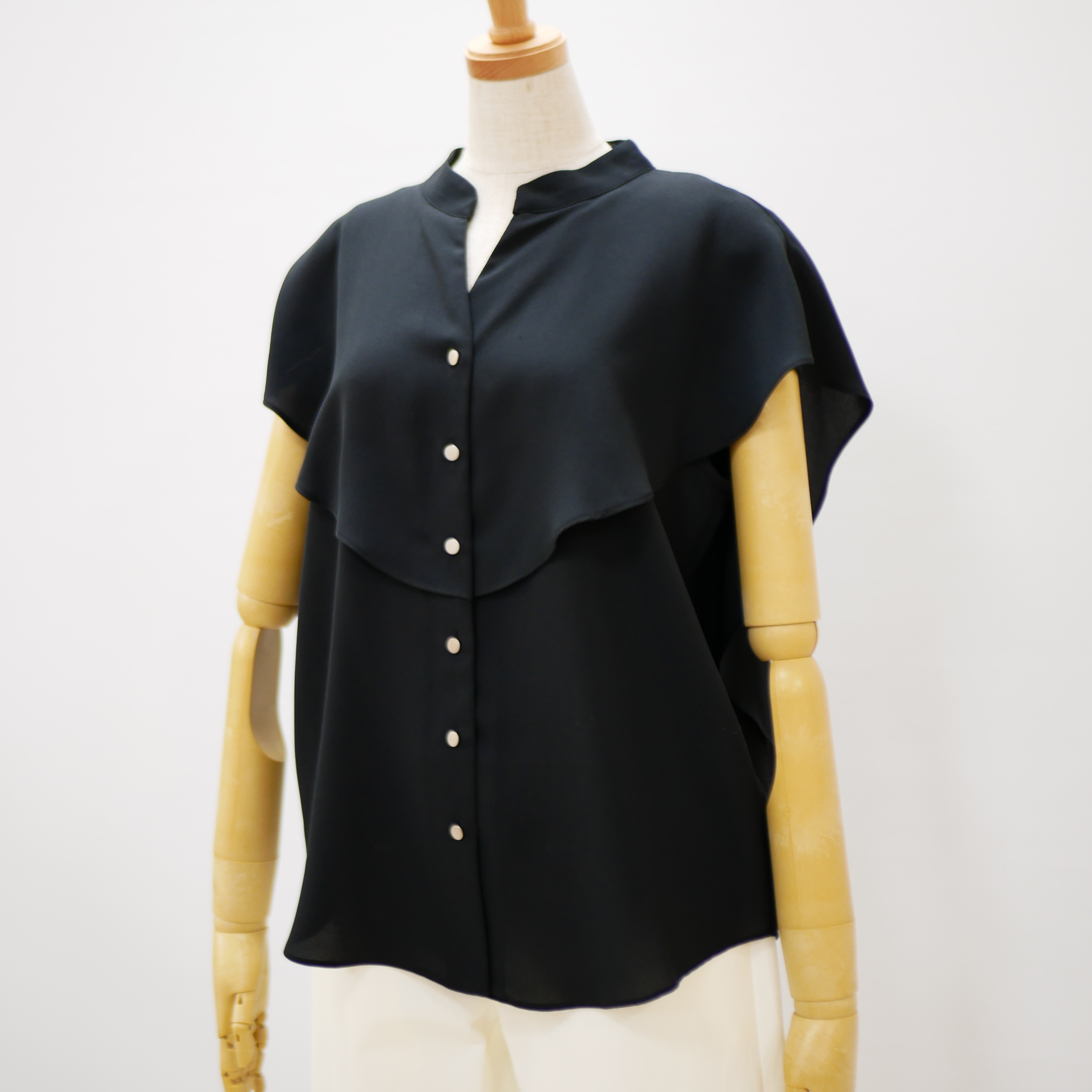 【期間限定　送料無料】スカートとパンツスタイルで顔が変わる　透けないジョーゼット衿ブラウス　ブラック