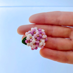 刺繍糸で編んだ紫陽花ブローチ(ピンク) 6枚目の画像