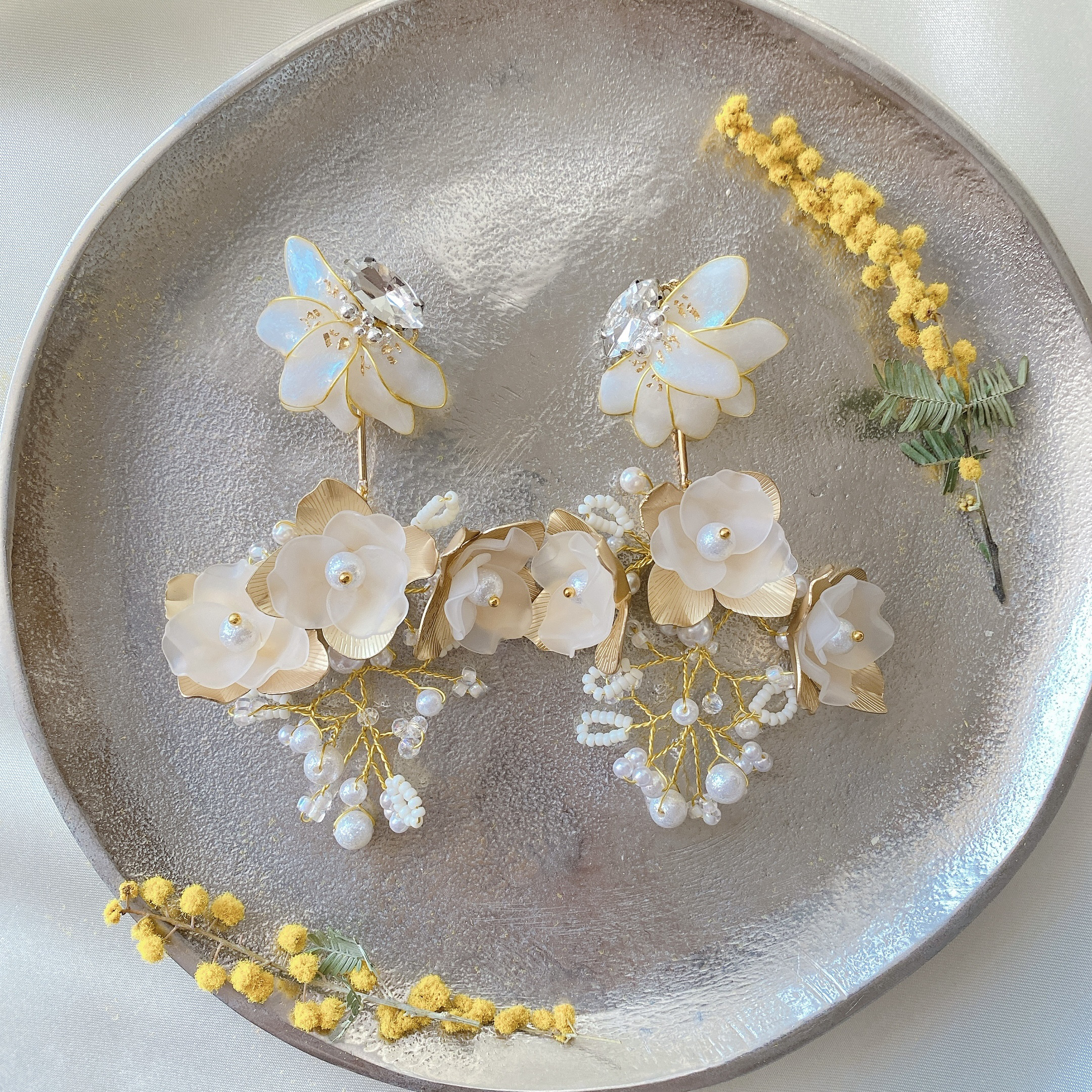 結婚式 ワイヤー マットゴールド ホワイトフラワー大ぶり Pi&E