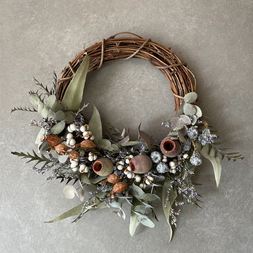 ユーカリと木ノ実と花々　リース 木の実たっぷりユーカリのリース／ドライフラワー /結婚祝い/母
