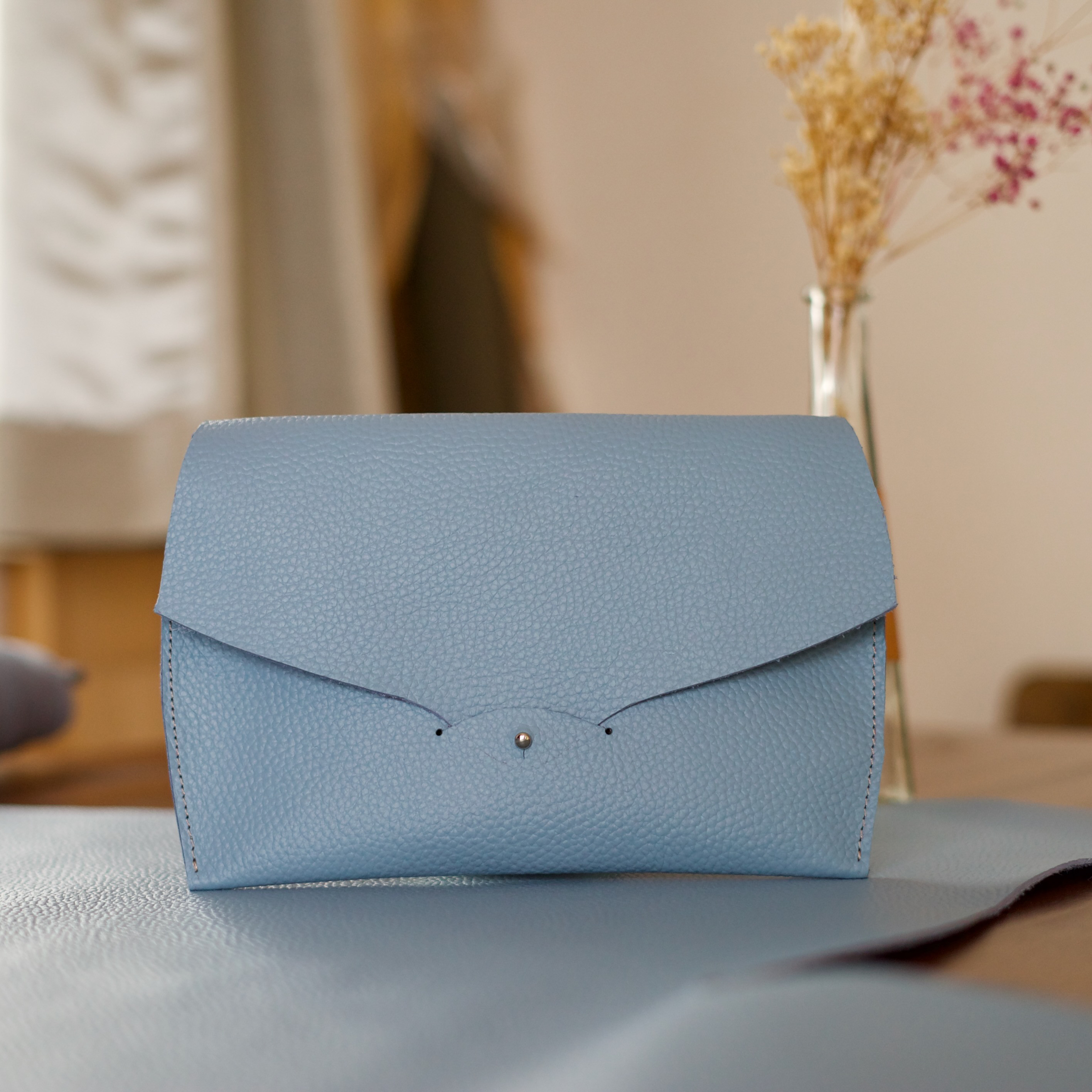 母子手帳　銀行通帳などに便利なマルチケース　パステル紫陽花ブルーの本革レザー　カード9枚収納大容量