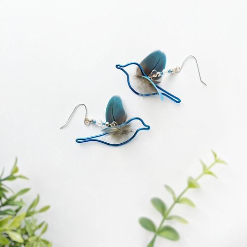 夏色 青い鳥ピアス or イヤリング 樹脂ピアス 羽毛とワイヤーの鳥