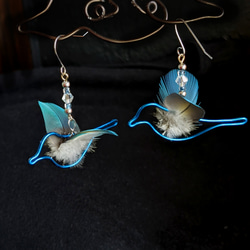 夏色 青い鳥ピアス or イヤリング 樹脂ピアス 羽毛とワイヤーの鳥ピアス 北欧 フェザー 5枚目の画像