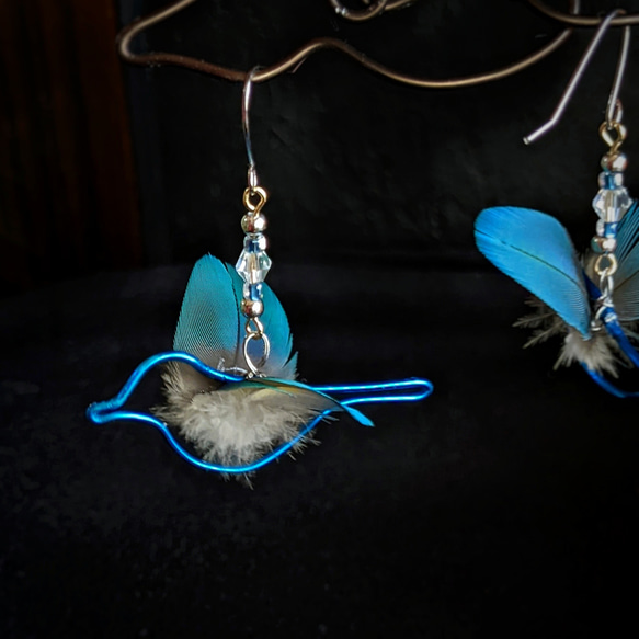 夏色 青い鳥ピアス or イヤリング 樹脂ピアス 羽毛とワイヤーの鳥