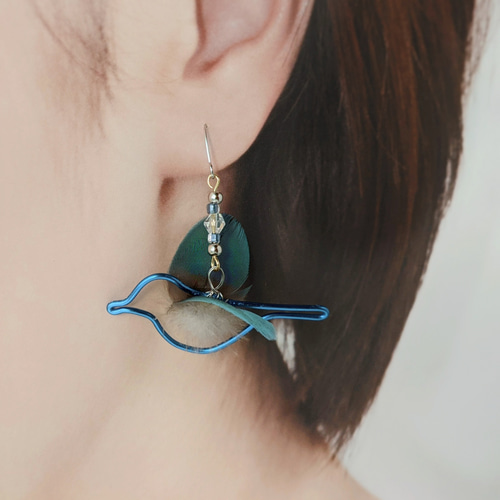 夏色 青い鳥ピアス or イヤリング 樹脂ピアス 羽毛とワイヤーの鳥