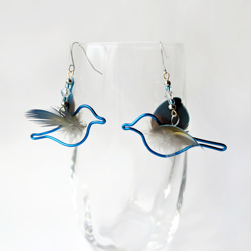 夏色 青い鳥ピアス or イヤリング 樹脂ピアス 羽毛とワイヤーの鳥