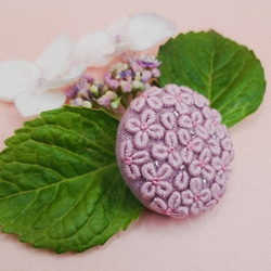 【受注製作】手刺繍ブローチ・ヘアゴム《ピンク紫陽花...アナベル》×ピンク  春色 くるみボタン 3枚目の画像