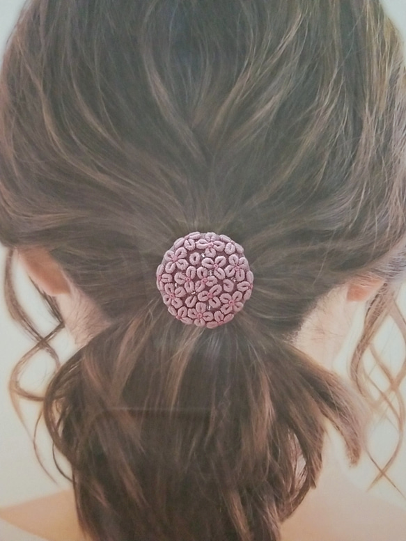 【受注製作】手刺繍ブローチ・ヘアゴム《ピンク紫陽花...アナベル》×ピンク  春色 くるみボタン 7枚目の画像