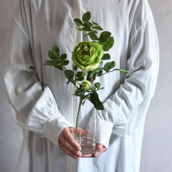 咲き続ける大輪バラ(ダークピンク)　マジカルウォーター　癒しのフラワーインテリア 7枚目の画像