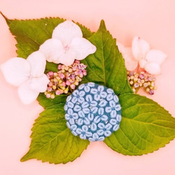手刺繍ブローチ・ヘアゴム《青い紫陽花...アナベル》×アースブルー  くるみボタン  晴れやかブルー 春色 3枚目の画像