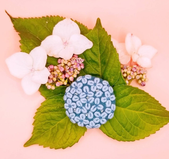 手刺繍ブローチ・ヘアゴム《青い紫陽花...アナベル》×アースブルー  くるみボタン  晴れやかブルー 春色 3枚目の画像