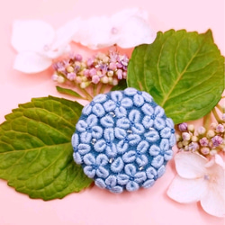 手刺繍ブローチ・ヘアゴム《青い紫陽花...アナベル》×アースブルー  くるみボタン  晴れやかブルー 春色 2枚目の画像