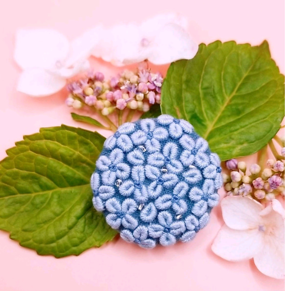 手刺繍ブローチ・ヘアゴム《青い紫陽花...アナベル》×アースブルー  くるみボタン  晴れやかブルー 春色 2枚目の画像