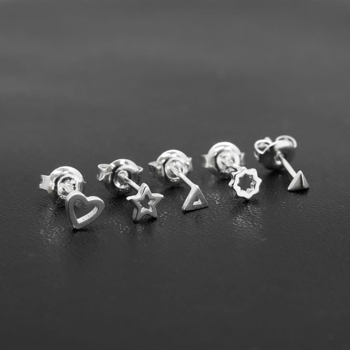 Y/PROJECT シルバー ミニ Y ピアス Y/Project（ワイ・プロジェクト）ピアス・イヤリング - FARFETCH