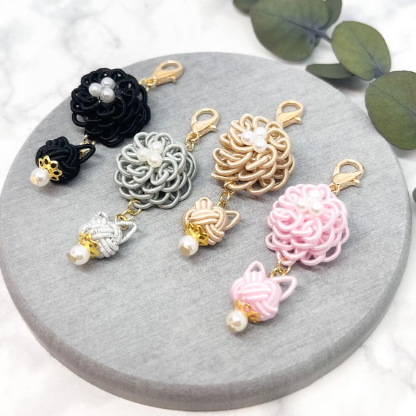 カラーオーダー可能】水引 ピンポンマムと猫のチャーム キーホルダー