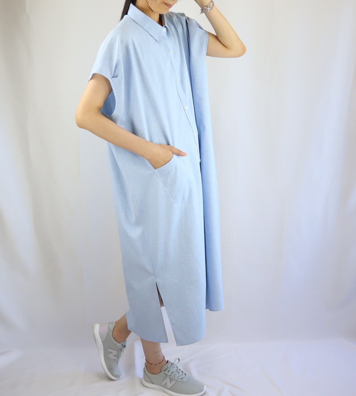 夏のリラックスウエア　シャツワンピース　マキシ丈　青