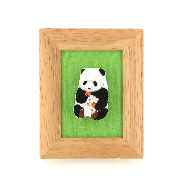 モノ食べるパンダのブローチ(ぽろぽろ) 1枚目の画像