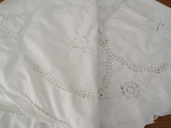 フランスの手仕事/清楚な白糸手刺繍と手編みクロッシェ 大判円形 生地 テーブルクロス (レース　ヴィンテージ) 15枚目の画像