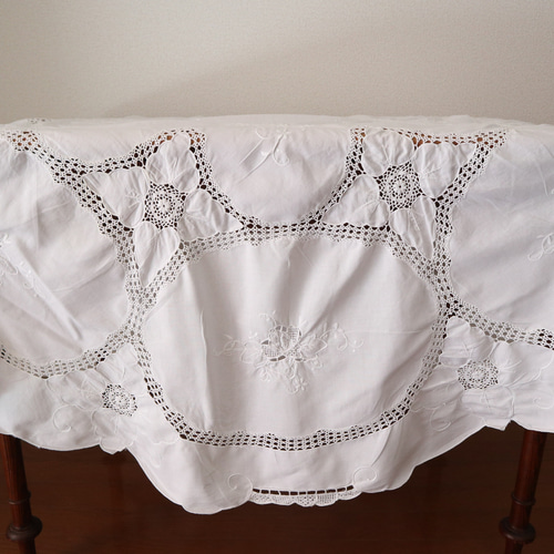 色糸手刺繍　円形大判テーブルクロス フランスの手仕事/清楚な白糸手刺繍と手編みクロッシェ 大判円形