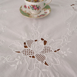 フランスの手仕事/清楚な白糸手刺繍と手編みクロッシェ 大判円形 生地 テーブルクロス (レース　ヴィンテージ) 8枚目の画像