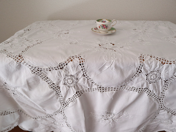 フランスの手仕事/清楚な白糸手刺繍と手編みクロッシェ 大判円形 生地 テーブルクロス (レース　ヴィンテージ) 6枚目の画像