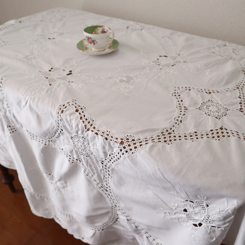 テーブルクロス（丸） 手刺繍