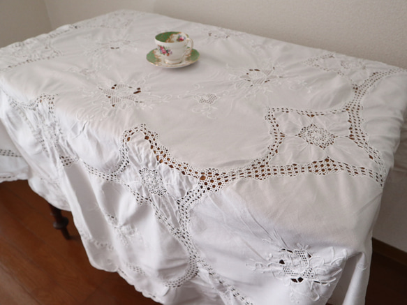 フランスの手仕事/清楚な白糸手刺繍と手編みクロッシェ 大判円形 生地 テーブルクロス (レース　ヴィンテージ) 1枚目の画像