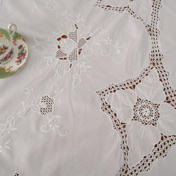 フランスの手仕事/清楚な白糸手刺繍と手編みクロッシェ 大判円形 生地 テーブルクロス (レース　ヴィンテージ) 11枚目の画像